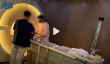 月嫂拍嗝时打盹致婴儿头顶骨骨折 心疼孩子