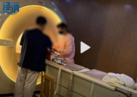 月嫂拍嗝时打盹致婴儿头顶骨骨折 心疼孩子