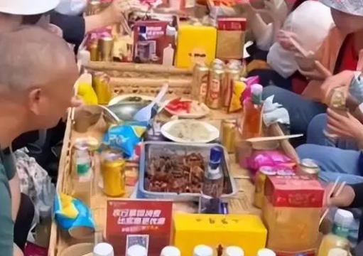 一桌八个菜仅一荤卖528元 价格真有点离谱
