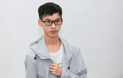搬砖的清华学生谈回乡做公务员 老师建议他放弃勤工俭学
