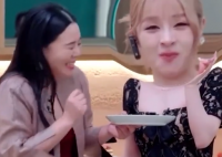 龚琳娜哄骗美依礼芽吃折耳根 让我们一起跟随龚琳娜的美食之旅