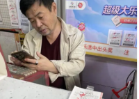 店主买下打错彩票中了30万 大家都说他“运气太好了”
