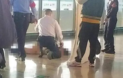 上海虹桥火车站一女子坠楼 目前还在抢救中
