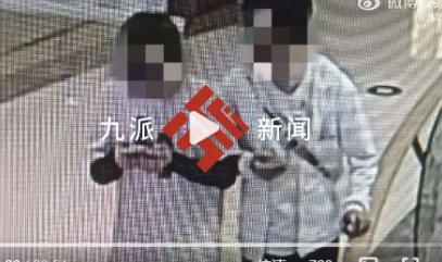 商场两男子朝婴儿车吐口水 到底有什么恩怨