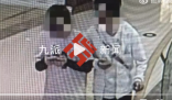 商场两男子朝婴儿车吐口水 到底有什么恩怨