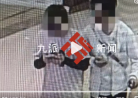 商场两男子朝婴儿车吐口水 到底有什么恩怨