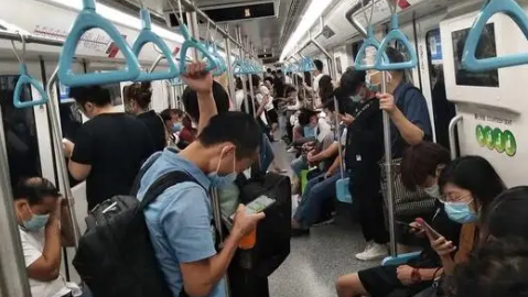 上海地铁一男子摸女乘客隐私部位 极其不道德的行为