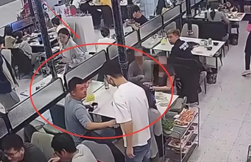 3女生烤肉店内疑遭多人骚扰 场面一度混乱