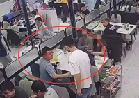 3女生烤肉店内疑遭多人骚扰 场面一度混乱