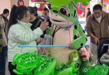网红“卖崽青蛙”到底做错了什么 一只蛙蛙被城管拦截