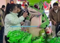 网红“卖崽青蛙”到底做错了什么 一只蛙蛙被城管拦截