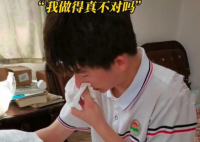 儿子偷偷给妈妈买花被骂哭 这妈妈就是情商低