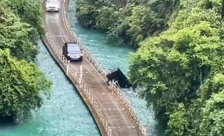 媒体:湖北一游览车落水沉没致5死 远处拍摄视频的人群发出惊呼