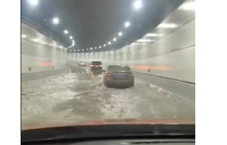 交警回应大连湾海底隧道漏水 路面上有较大块面积积水