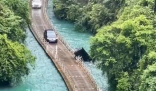 媒体:湖北一游览车落水沉没致5死 远处拍摄视频的人群发出惊呼