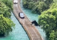 媒体:湖北一游览车落水沉没致5死 远处拍摄视频的人群发出惊呼