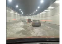 交警回应大连湾海底隧道漏水 路面上有较大块面积积水