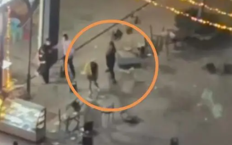 警方回应男子猛砸女子致倒地不起 到底怎么回事