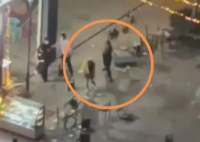 警方回应男子猛砸女子致倒地不起 到底怎么回事