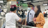 地铁站捡废纸团一捏发现是黄金耳钉 小伙拾金不昧