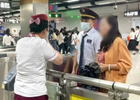地铁站捡废纸团一捏发现是黄金耳钉 小伙拾金不昧