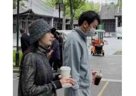 雷佳音夫妇公园散步被偶遇 手捧咖啡悠闲散步