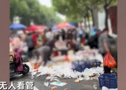 水果摊无人看守30箱香蕉被抢光 连纸箱子都搬走了