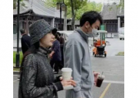 雷佳音夫妇公园散步被偶遇 手捧咖啡悠闲散步