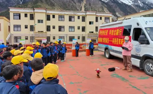 为科学插上跨越山水的翅膀 把科普展览和课堂搬到偏远地区