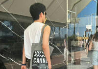 刘昊然戛纳街头白背心 活力满满