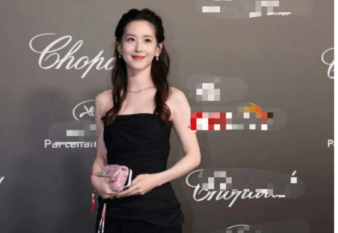 章泽天高调现身戛纳晚宴 展现出一种从容优雅的气质