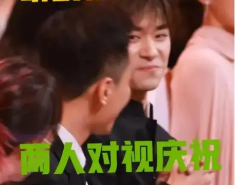 刘烨分了一把瓜子给易烊千玺 刘烨是娱乐圈著名的“吃瓜子之王”