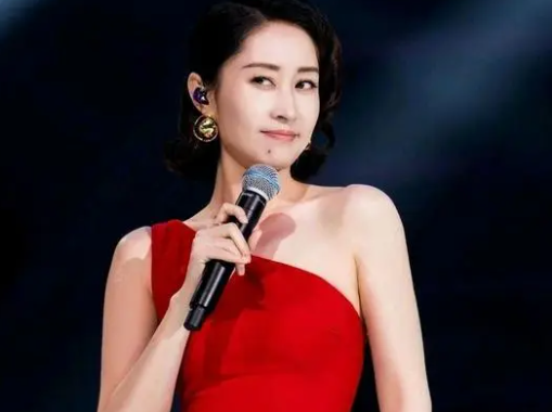 刘敏涛穿红色就有好笑的事发生 这与她本人的形象和红色本身的特性有关