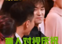 刘烨分了一把瓜子给易烊千玺 刘烨是娱乐圈著名的“吃瓜子之王”