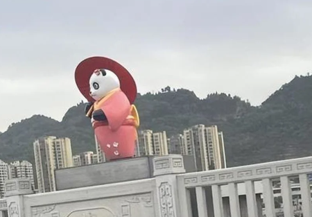 雅安大熊猫雕塑穿和服?真相来了 这是不是媚日精日?