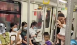 妈妈带俩孩子坐地铁没人让座 我们需要分享席位和真诚