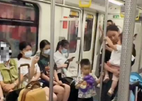 妈妈带俩孩子坐地铁没人让座 我们需要分享席位和真诚