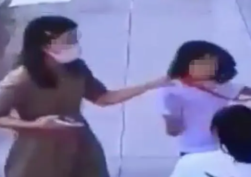 女孩手碰到老师被踢拽 老师被辞退 建议永久不得进入教育服务行业