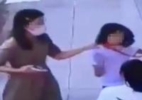 女孩手碰到老师被踢拽 老师被辞退 建议永久不得进入教育服务行业