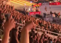梅西看演唱会被认出 现场开始齐声高呼他的名字