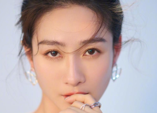 陶昕然发博寻5年前飞机邻座男士 引发不少网友质疑