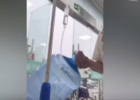 女子输液被陌生男子拔针扎进水桶 到底怎么回事