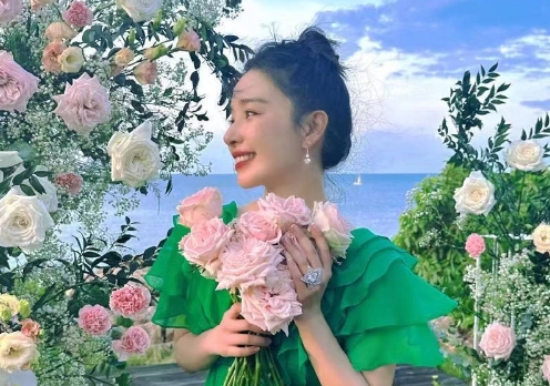 阚清子回应被男友求婚 并配上求婚现场照