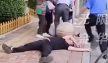 男子与老人起争执后被砸倒 群众试图阻拦双方的争吵
