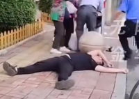 男子与老人起争执后被砸倒 群众试图阻拦双方的争吵