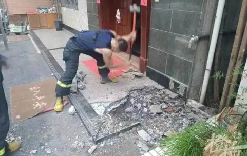 杭州一居民家门口地面有80℃ 到底怎么回事