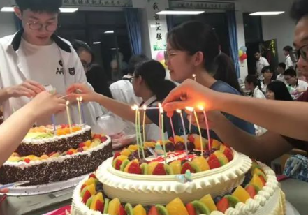 高三学生买蛋糕庆祝被纪律老师砸坏 这样的做法简直不近人情