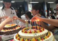 高三学生买蛋糕庆祝被纪律老师砸坏 这样的做法简直不近人情