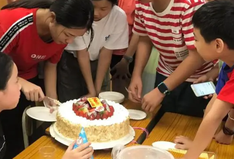 宝妈因孩子吃了同学生日蛋糕发飙 有人认为这位宝妈的健康理念有问题