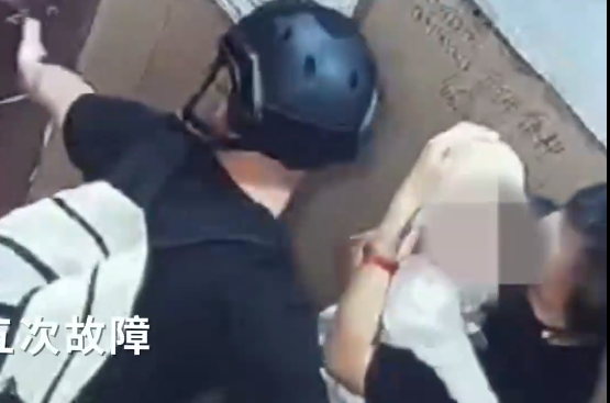 电梯突发故障丈夫下意识护妻儿  真是惊险瞬间